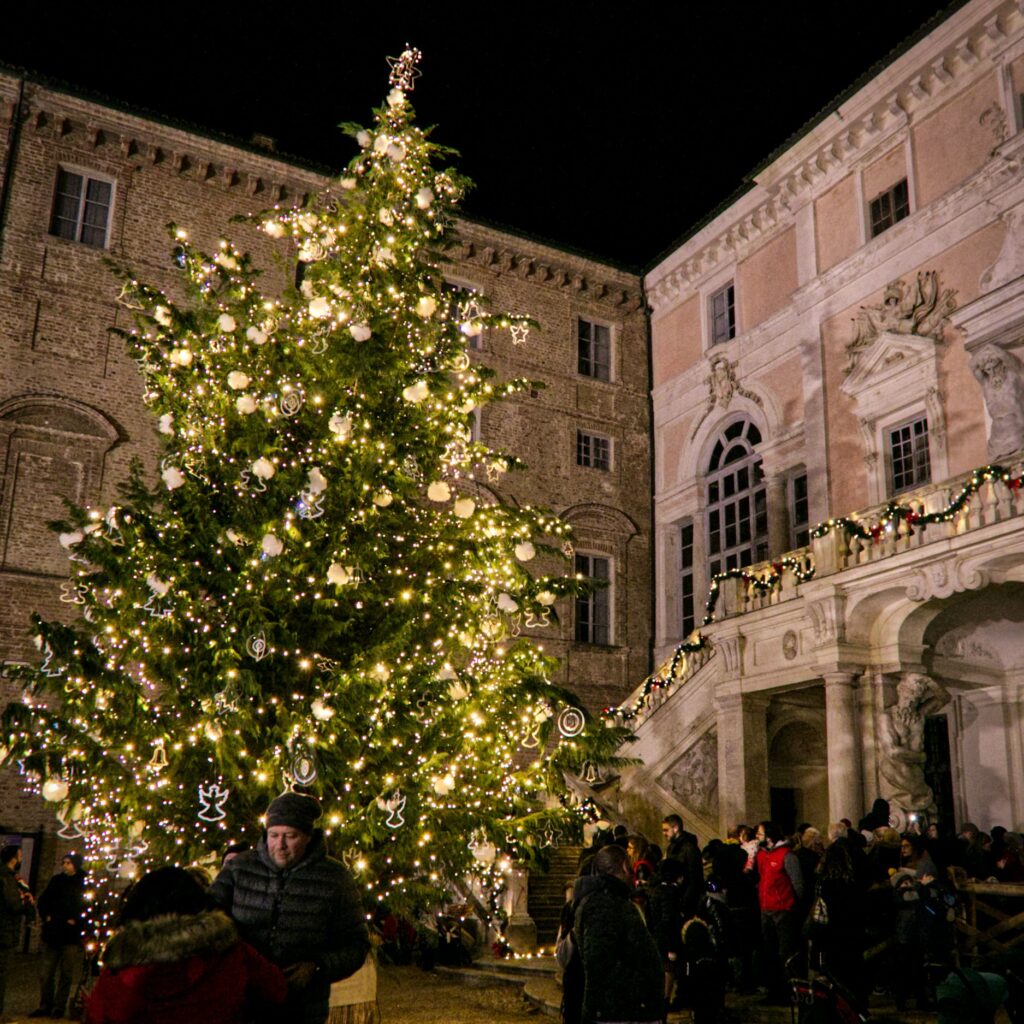 Mercatini, Babbo Natale e un intero villaggio natalizio costruito con  mattoncini Lego